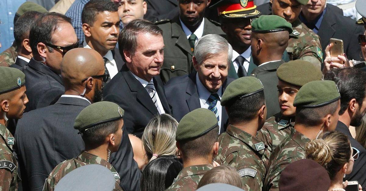 Jair Bolsonaro cercado de militares do Exército