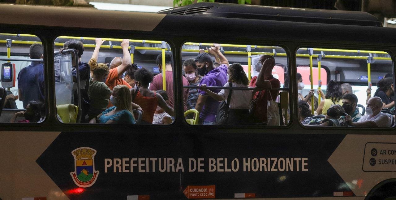 Usuários queixam demora nos ônibus e lotação constante