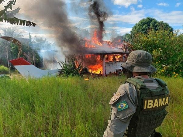 Fiscal do Ibama observa destruição de material usado pelo garimpo ilegal em Território Indígena Yanomami