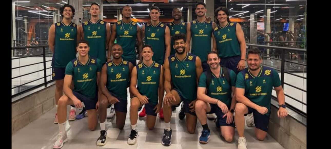 Jogadores da seleção brasileira posam para foto após treino físico já em Betim