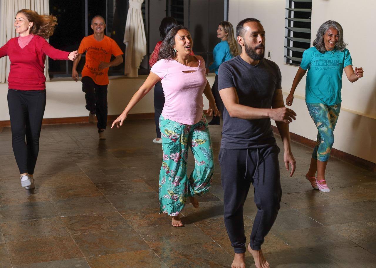 Alunos de biodanza durante a aula ministrada pela facilitadora Adriana Pirola (centro)