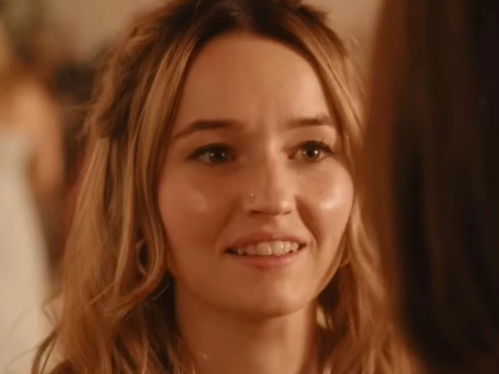 Belle (Kaitlyn Dever) em Vinagre de Maçã