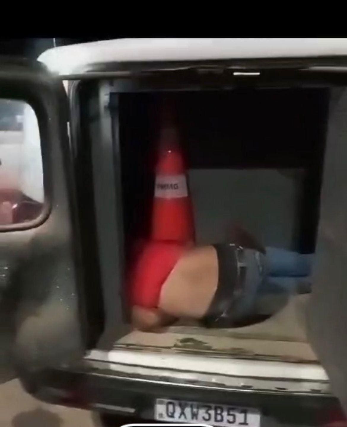 Homem que não apresentava sinais vitais foi algemado e jogado em viatura