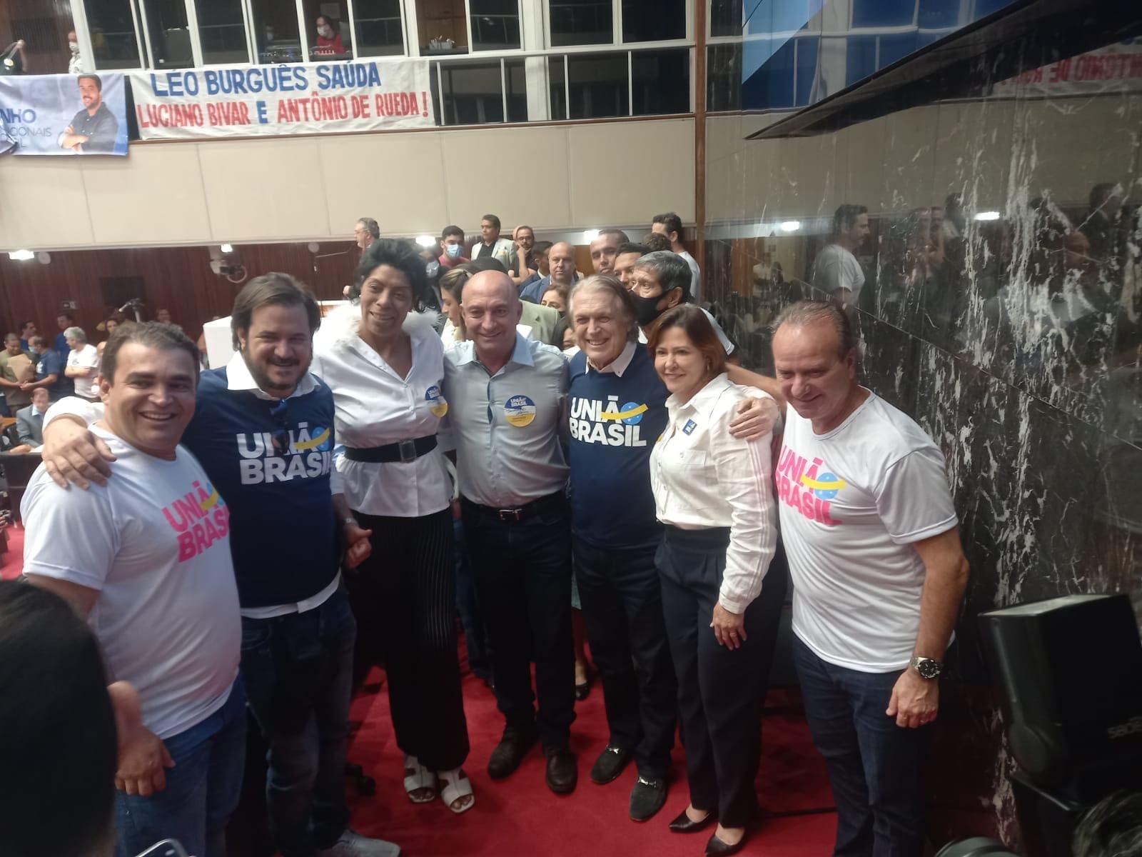 Luciano Bivar (de azul, mais ao centro) na convenção do União Brasil na ALMG