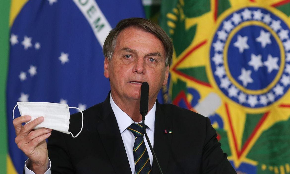 Presidente Jair Bolsonaro pede parecer para desobrigar uso de máscara por vacinados