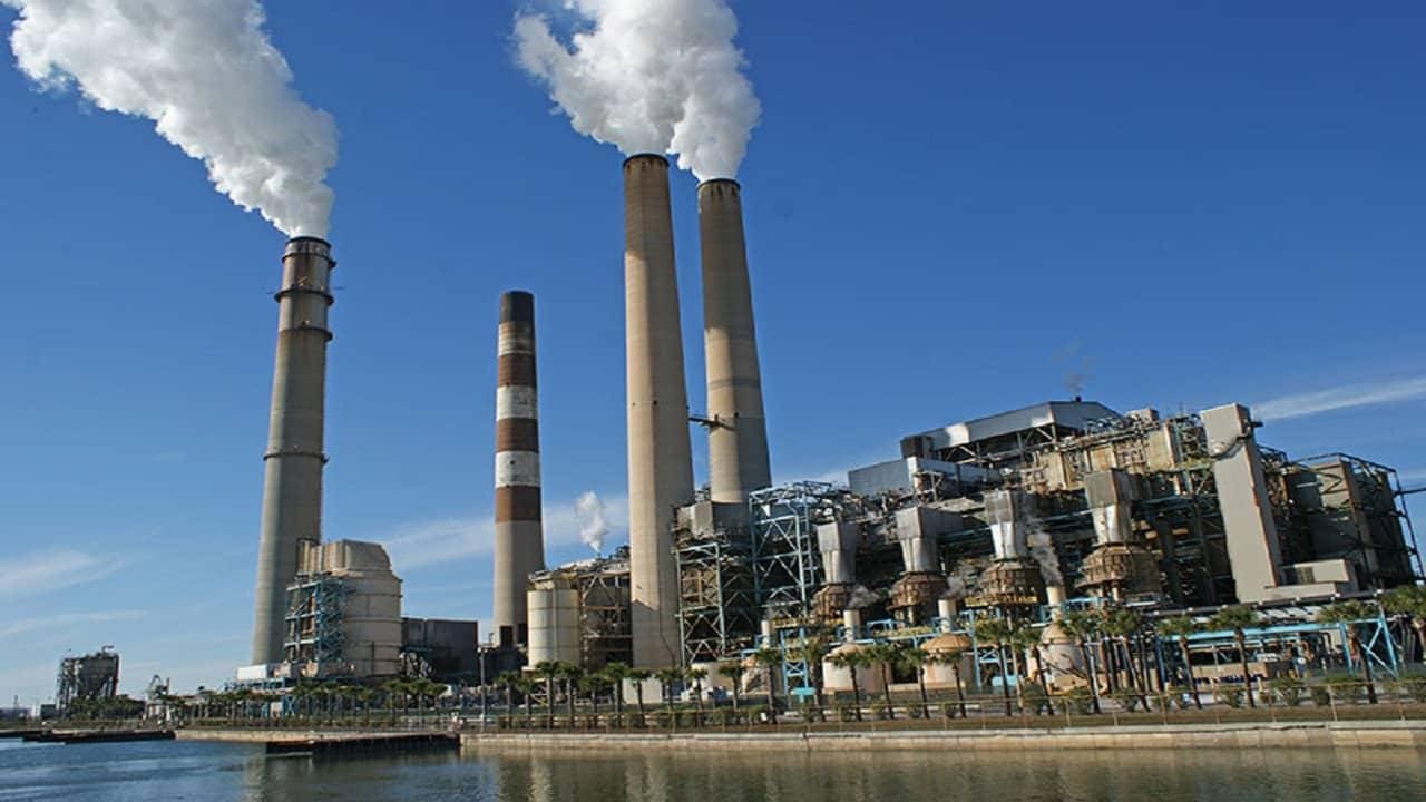 Usinas termelétricas geram energia a partir de combustíveis caros e poluentes, como gás, diesel  e carvão