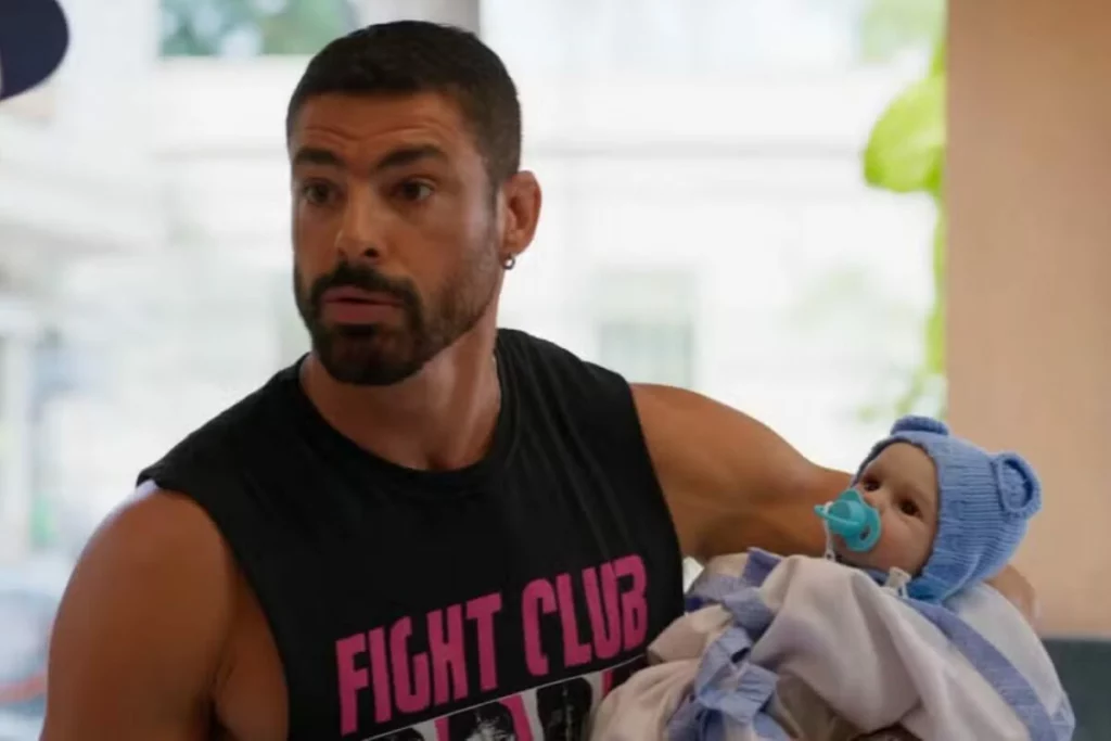 Cauã Reymond com bebê reborn em Vale Tudo