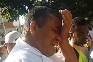Ambulante chorou quando as pessoas começaram a ajudá-lo 