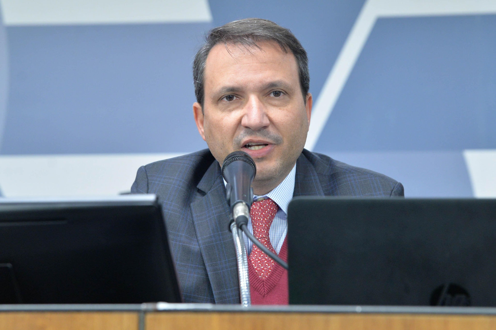 Aliado de Zema, Arnaldo Silva (União Brasil) é o presidente da Comissão de Constituição e Justiça, a mais importante da Casa