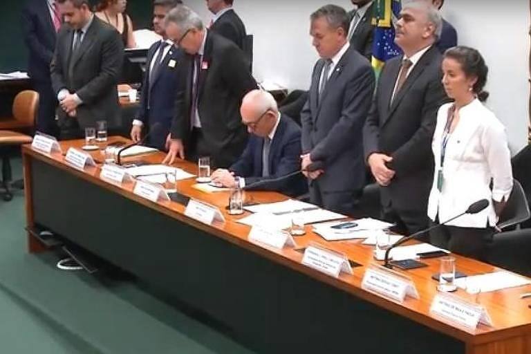 Em homenagem aos mortos na tragédia, presidente da Vale Fábio Schvartsman foi o único a permanecer sentado