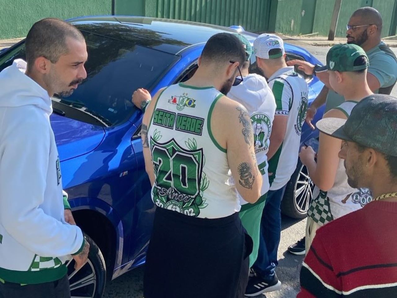 Integrantes da Torcida Seita Verde pararam os jogadores na entrada do CT para questioná-los sobre o desempenho da equipe
