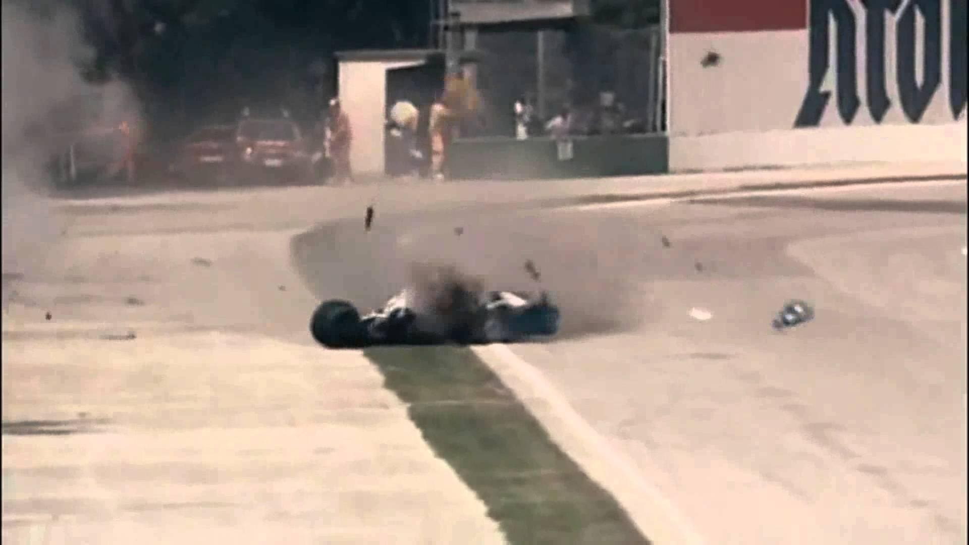 Acidente- Senna faleceu no dia 1º de maio de 1994, após bater forte a sua Willians na curva Tamburello, do circuito de Ímola, no Grande Prêmio de San Marino. Durante o choque, uma barra de suspensão desprendeu do seu carro e perfurou o capacete do tricampeão da F-1. 