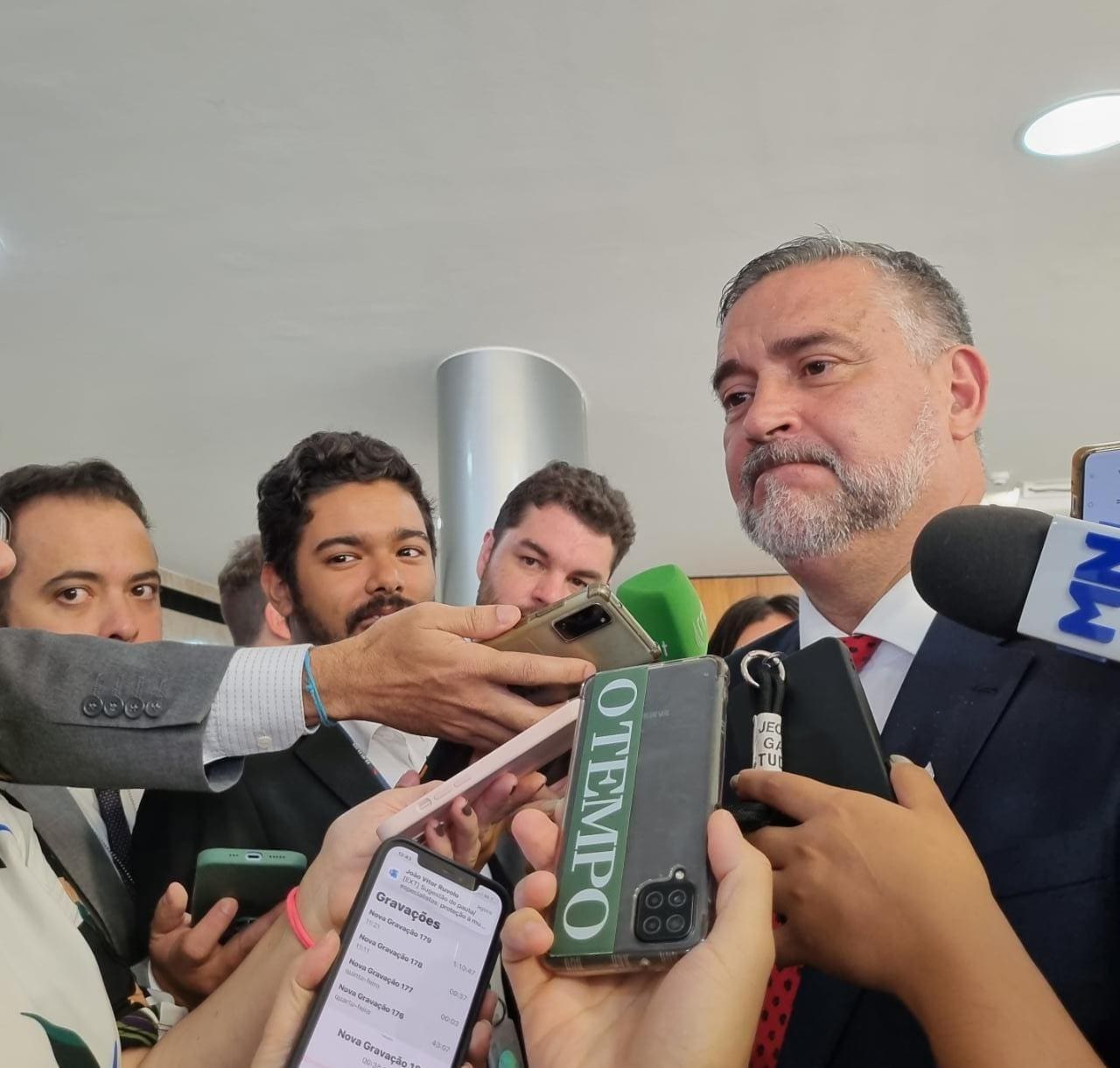 Ministro Paulo Pimenta em conversa com jornalistas após reunião ministerial dos 100 dias de governo