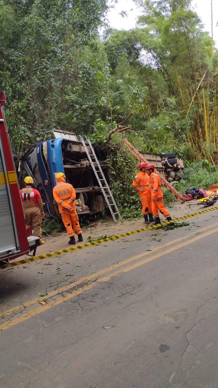 Ônibus tomba e deixa ao menos sete mortes na MG-120