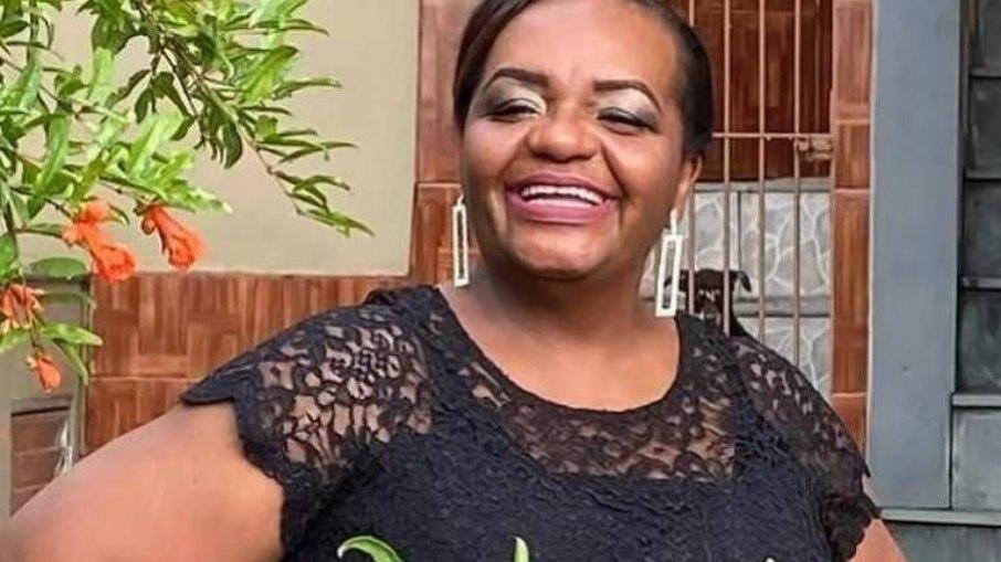 Primeira a receber vacina no Brasil é uma mulher, negra e enfermeira de SP