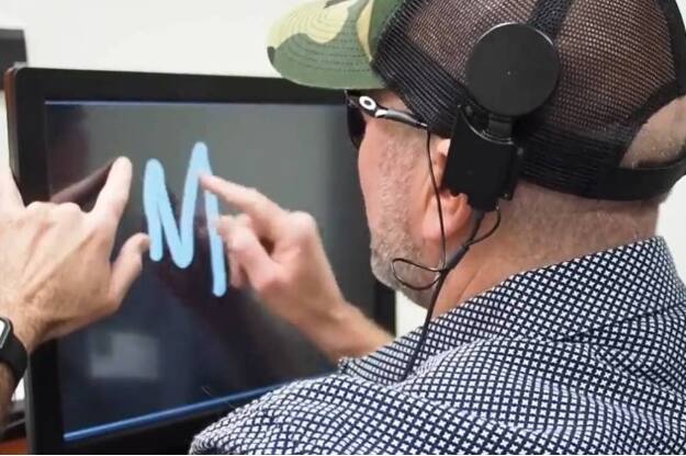 Homem cego reproduz em tela sensível ao toque a letra desenhada com eletricidade em eletrodos implantados em seu cérebro
