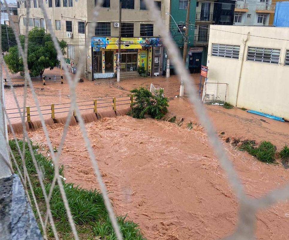 Cidade ficou com várias ruas completamente alagadas