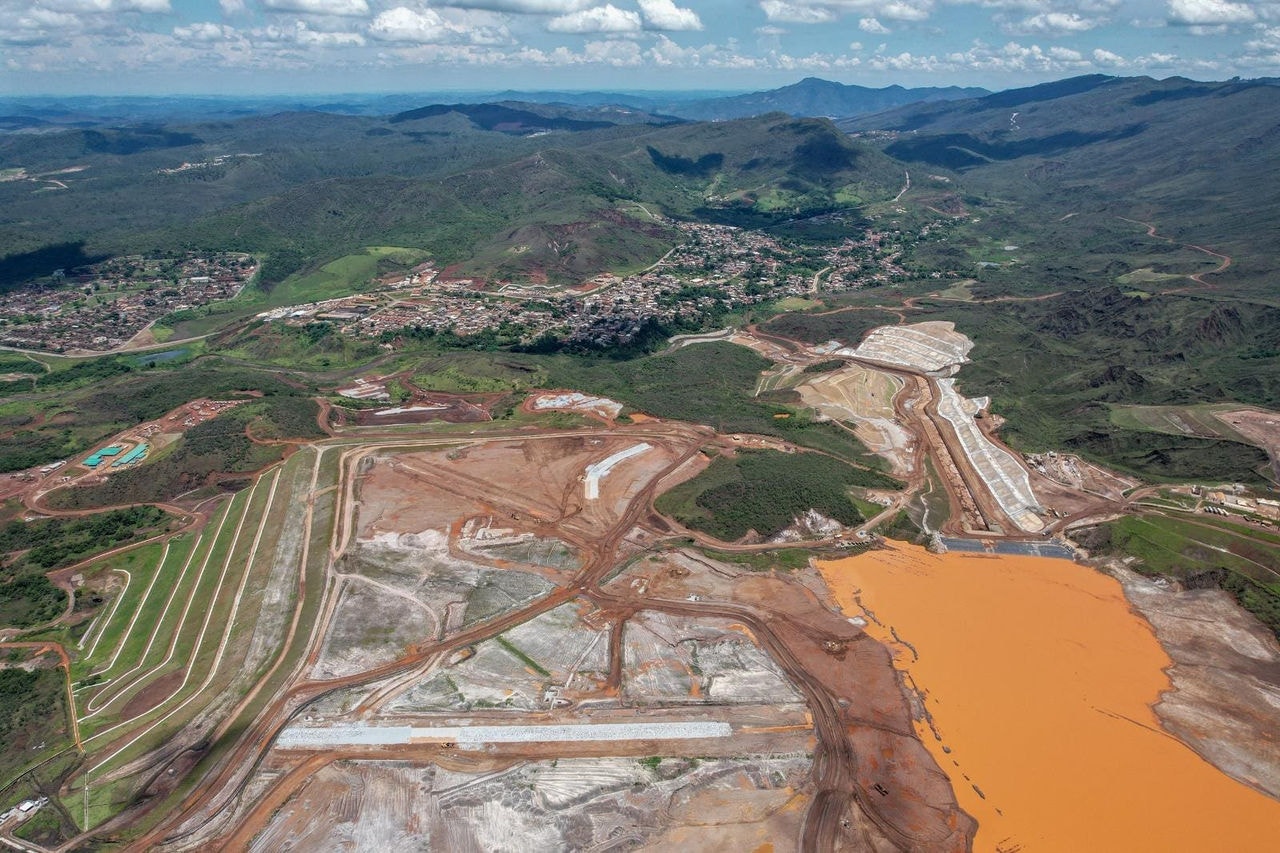 Imagem aérea mostra barragem Doutor, no Nível 1 de emergência e logo acima de Antônio Pereira, distrito de Ouro Preto