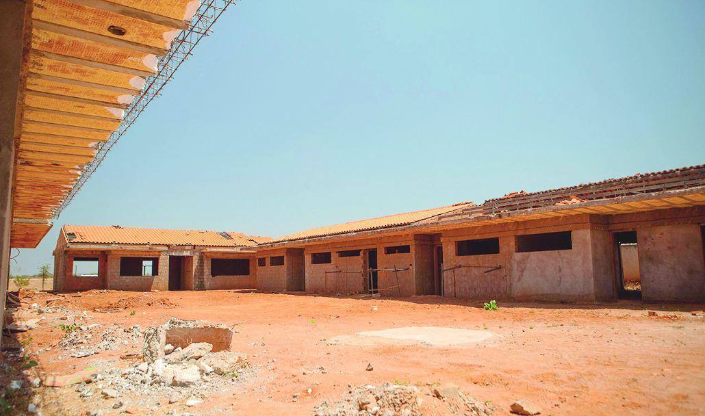 Obras da creche Dona Lindu, no conjunto Dona Lindu, estão paralisadas; prefeitura garantiu conclusão no meio do ano que vem