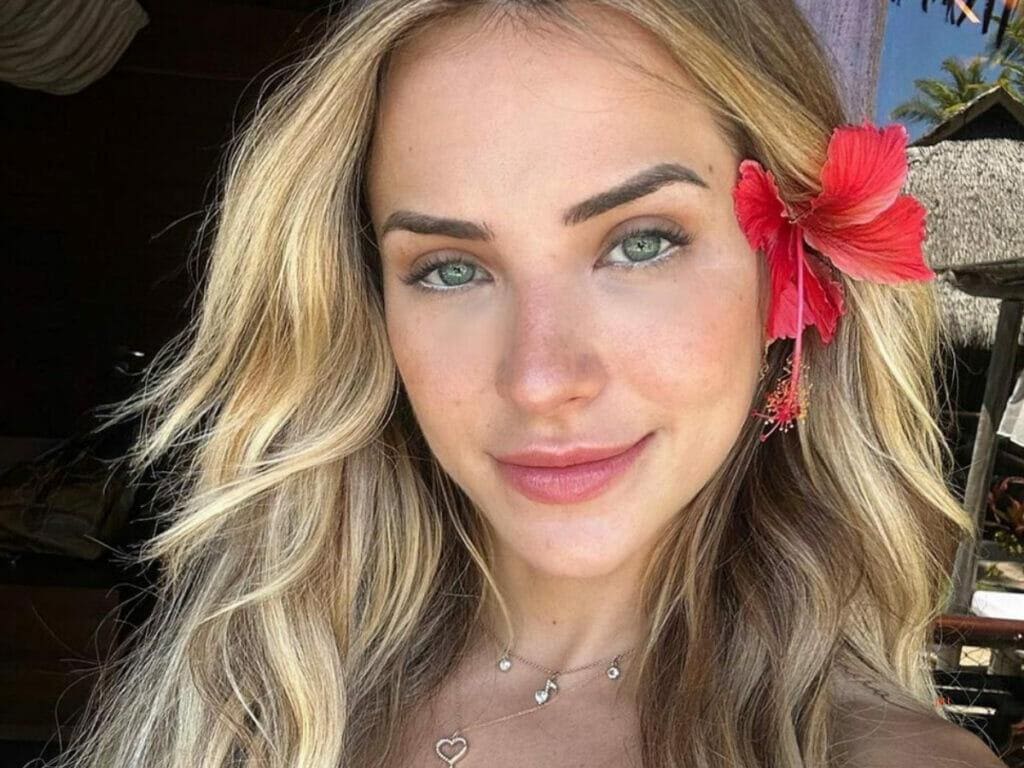 Gabi Martins empina bumbum de calça colada e causa frisson na web