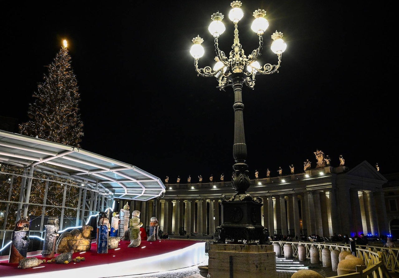 Foto noturna do entorno do Vaticano, com a decoração de Natal