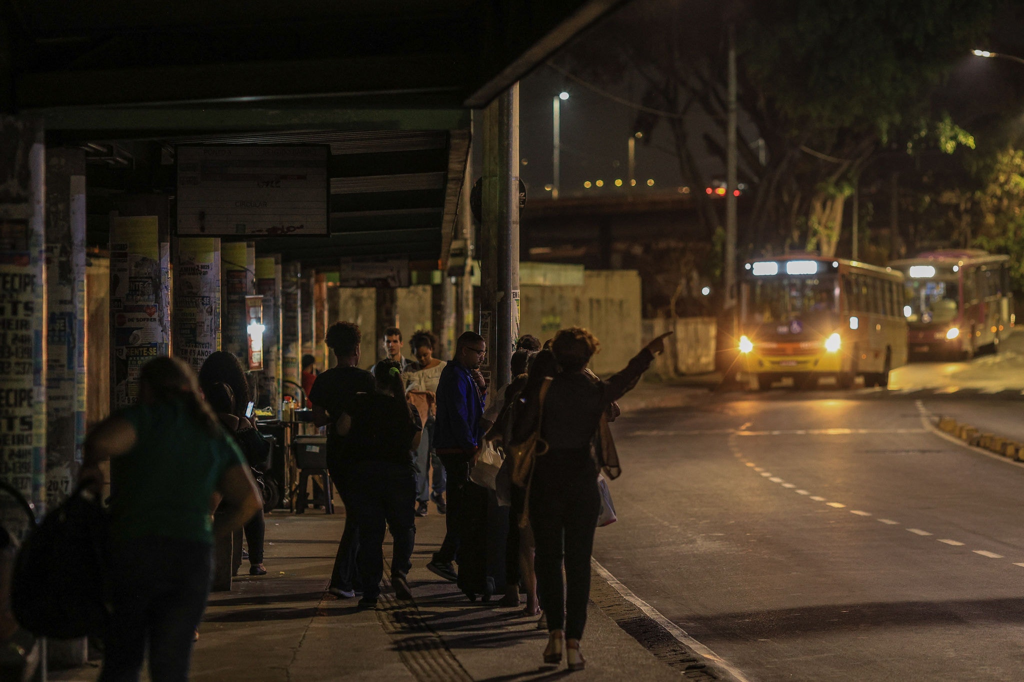 Falta de iluminação nos pontos de ônibus localizados na rua Jequitibas, ao lado da Estação de metrô do Eldorado. 