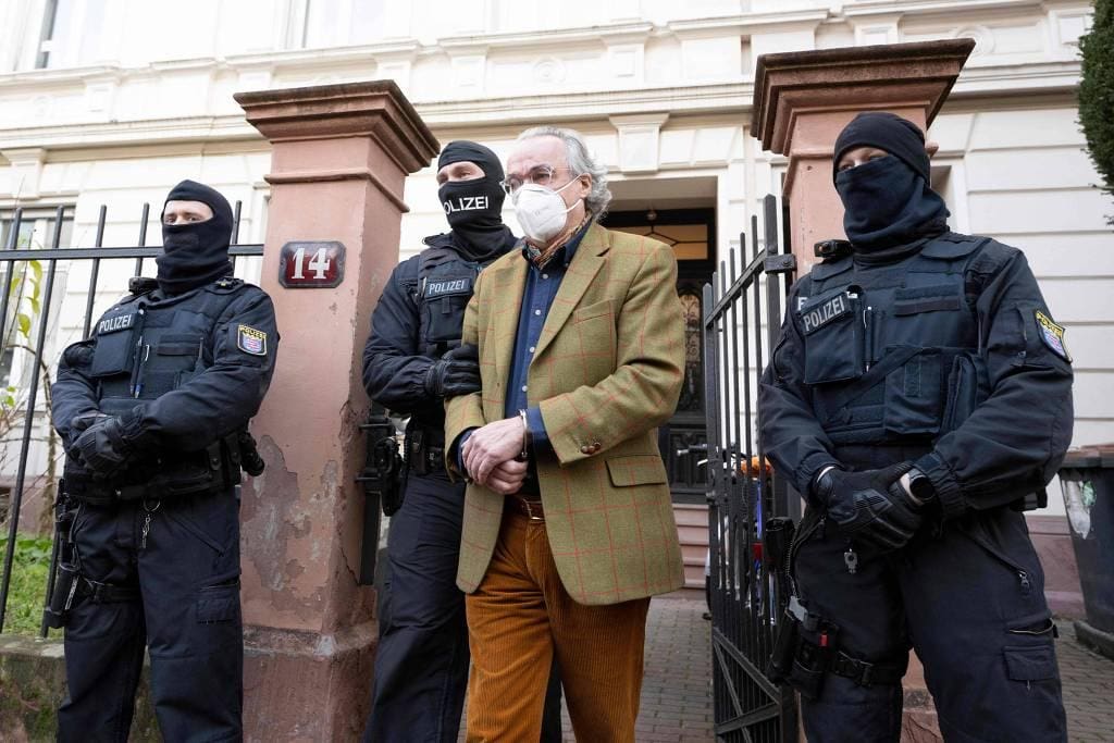 Policiais-detém-o-príncipe-Heinrich-13º-de-Reuss