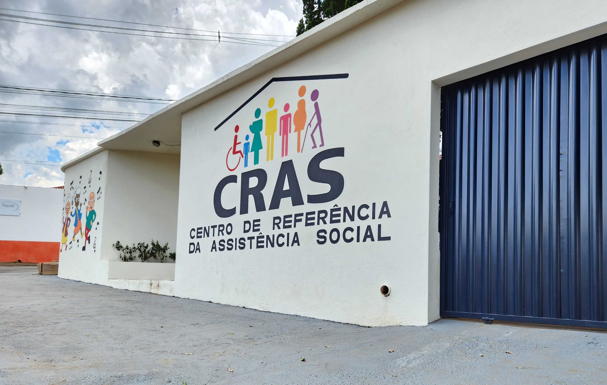 Mulher é condenada por jogar pedra na porta do CRAS e pega 6 meses de prisão