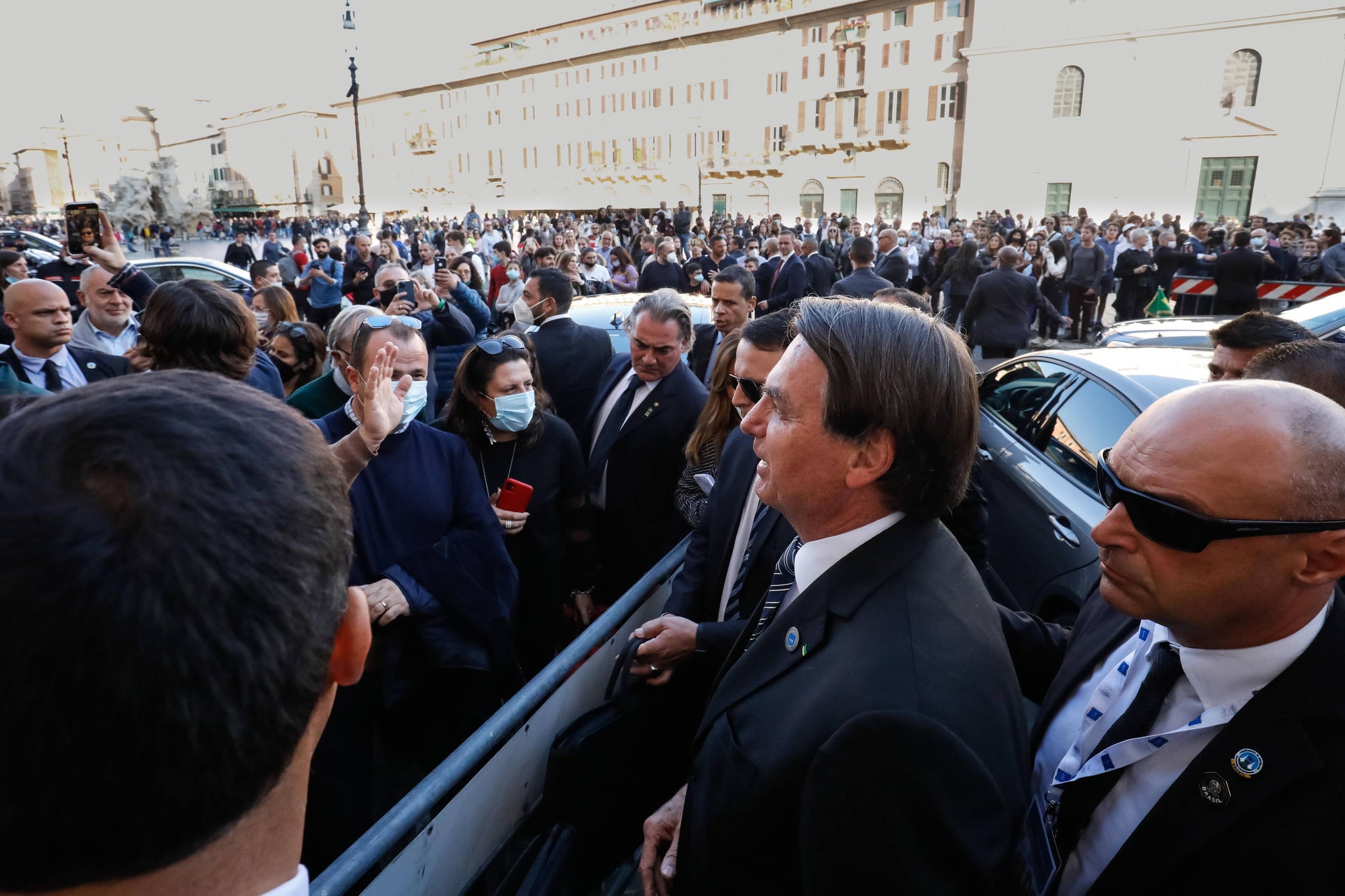 Chegada do presidente Jair Bolsonaro à embaixada brasileira em Roma no domingo (31)
