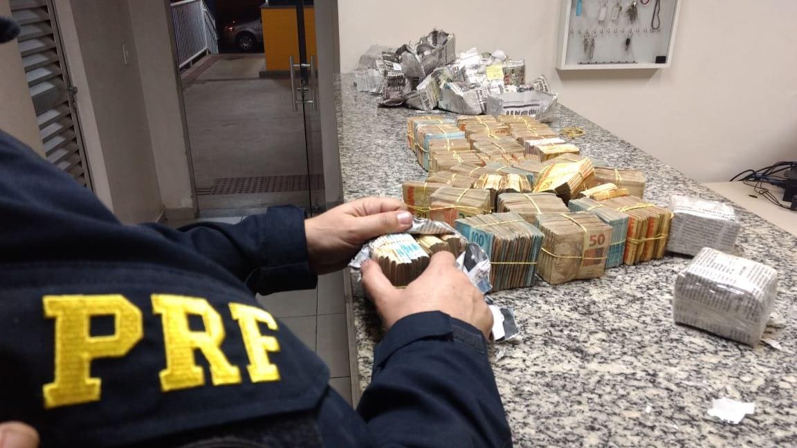 Dinheiro estava em um fundo falso do veículo Renault Duster As notas estavam organizadas em maços e embrulhadas com papel de jornal