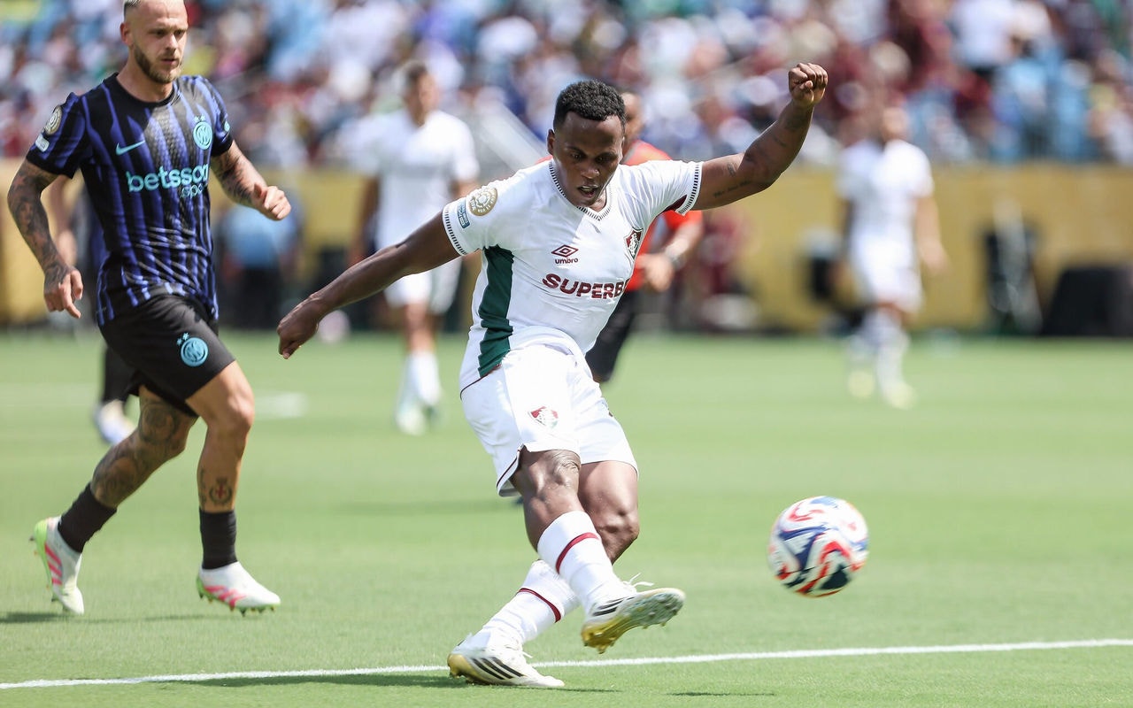 Jhon Arias cruza a bola em ataque do Flu (FOTO: LUCAS MERÇON / FLUMINENSE F.C.)