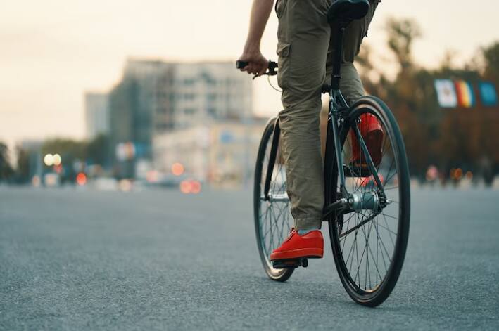 Aberto a todos, a ideia em torno do nudismo é a percepção de que, sem roupas, os ciclistas se tornam mais visíveis para os motoristas