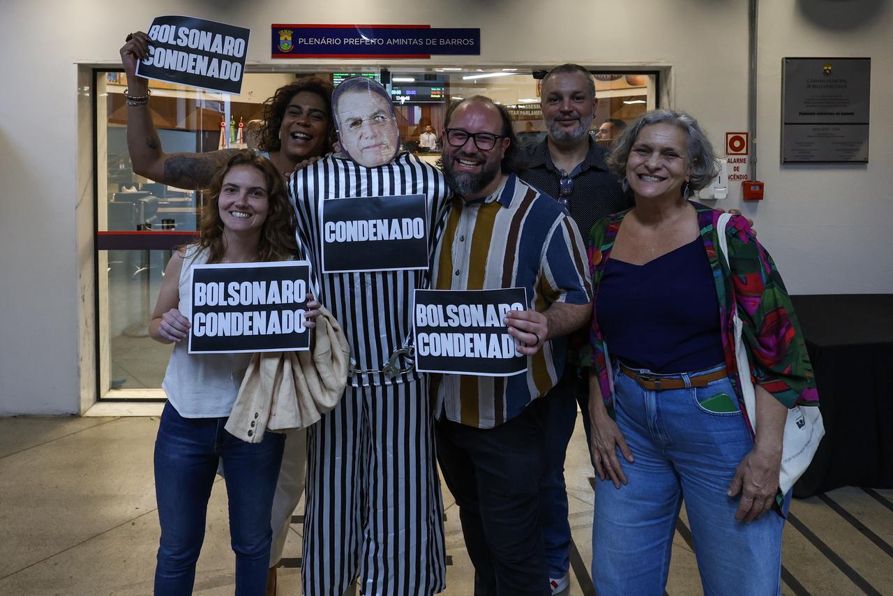 Boneco foi levado ao Poder Legislativo pelo parlamentar Bruno Pedralva (PT)