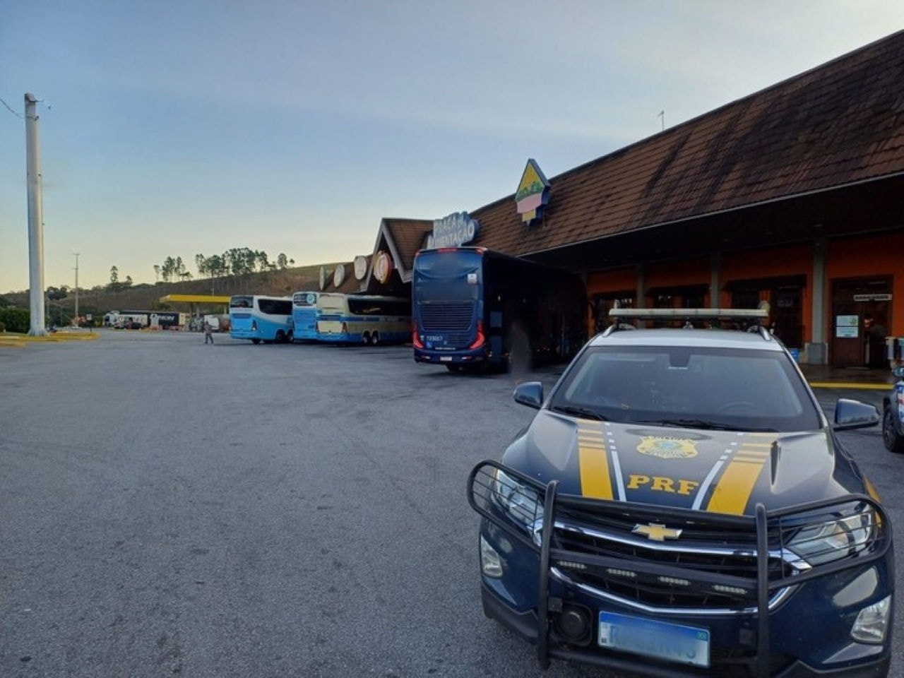 Suspeito foi preso após furtar produtos em restaurante na BR-381, em Oliveira