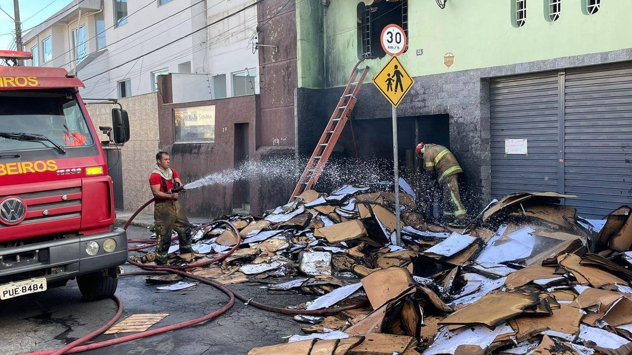Foto mostra a grande quantidade de caixas de papelão queimadas que foi retirada do local pelos bombeiros, que combateram as chamas