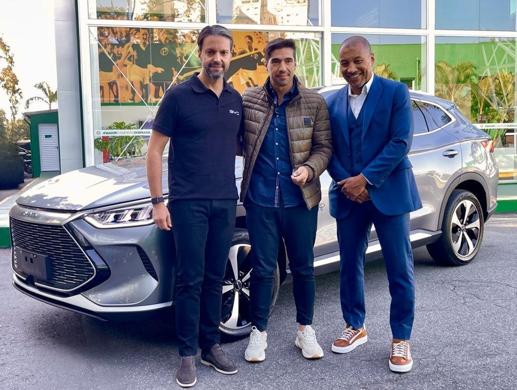 Abel Ferreira ganhou da BYD um SUV híbrido do modelo Song Plus DM-i 