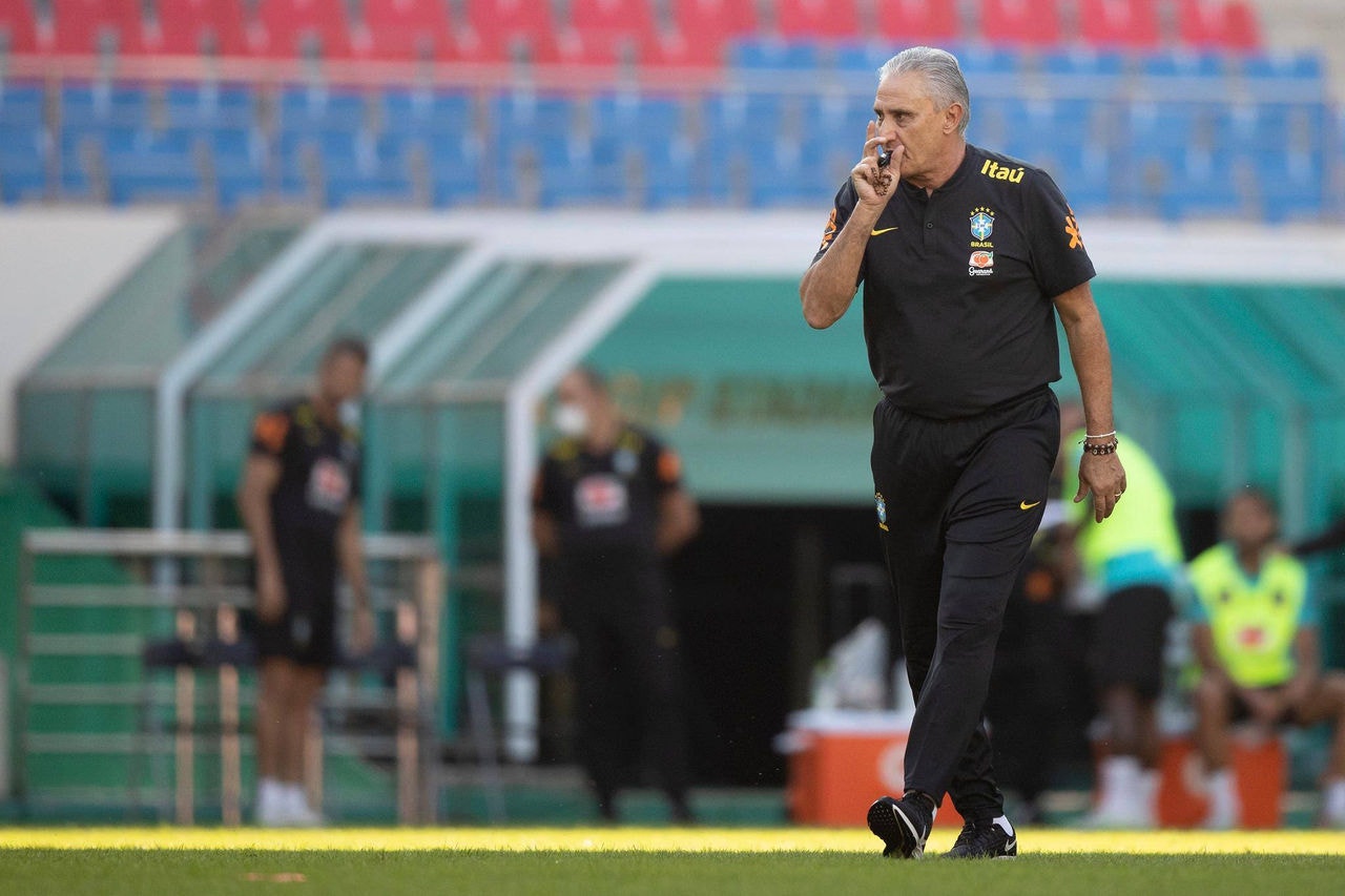 Tite comanda atividade pré-jogo contra a Coreia do Sul, em Seul