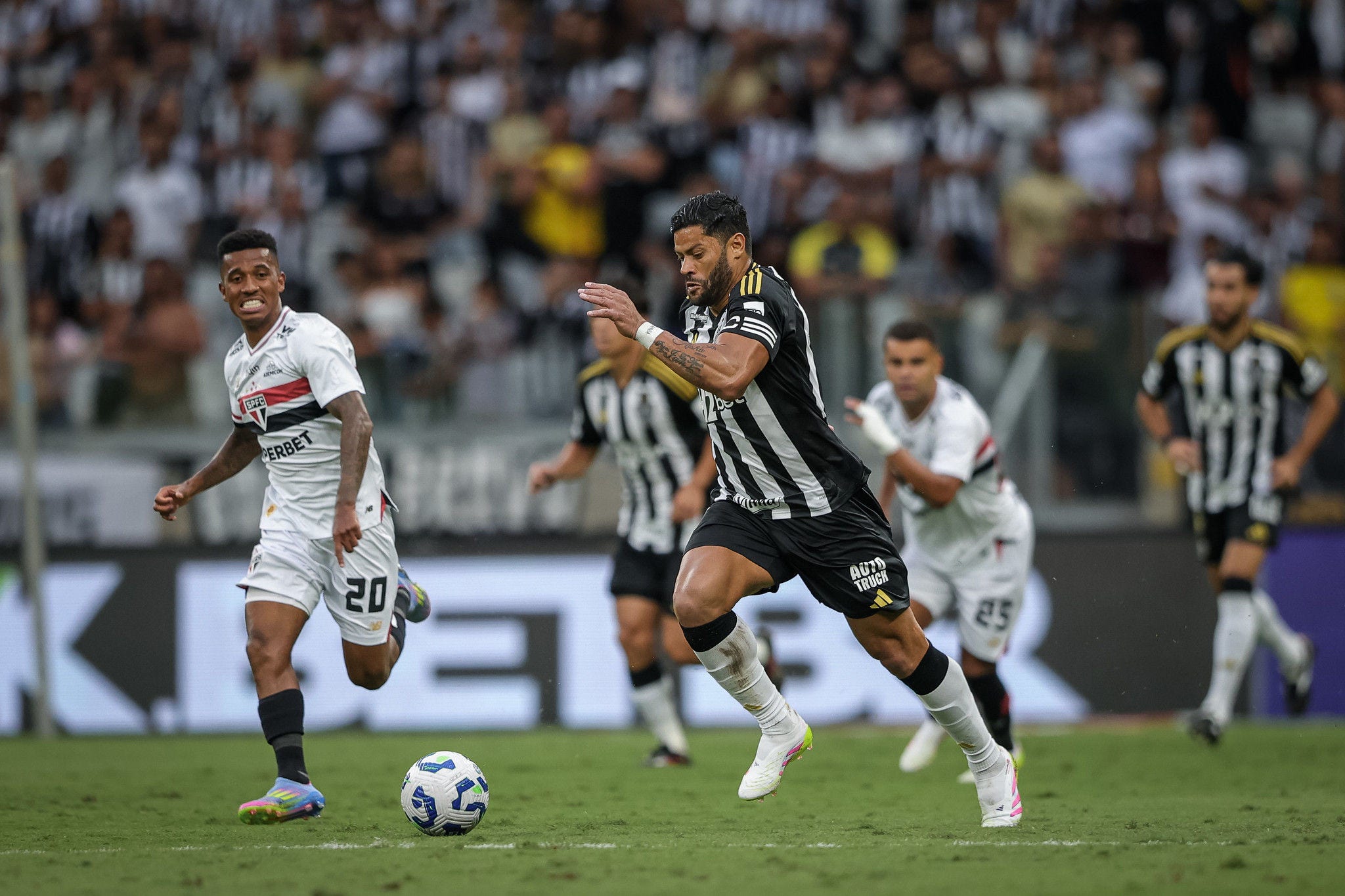 Hulk já anotou dois gols em confrontos contra o São Paulo