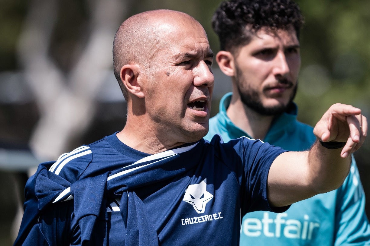 Leonardo Jardim durante treino do Cruzeiro na Toca da Raposa 2