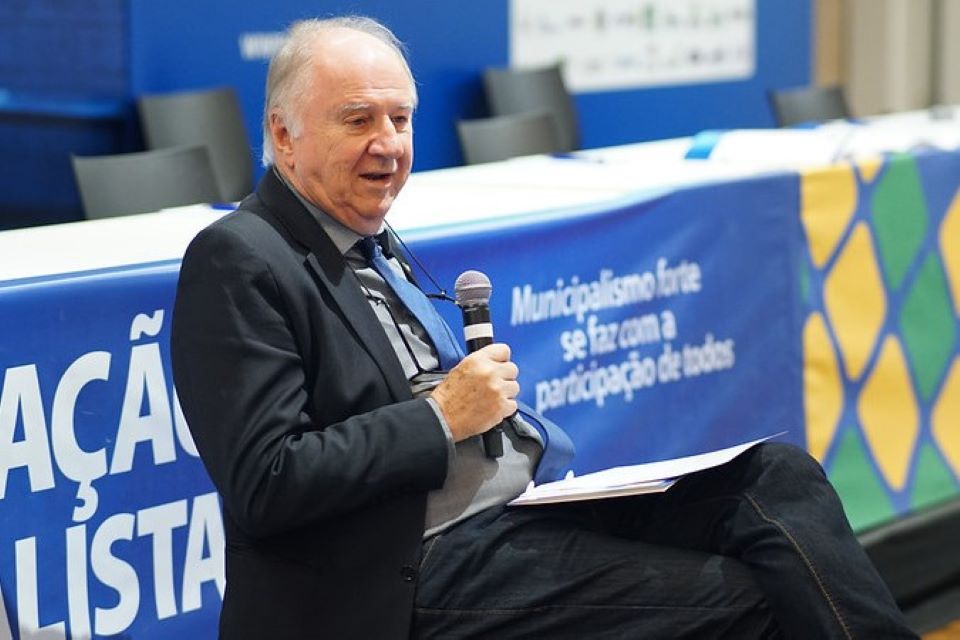 O presidente da CNM, Paulo Ziulkoski, tenta convencer o governo a retomar a oneração da folha de pagamento das prefeituras de forma gradual com percentual limine menor do que os de empresas