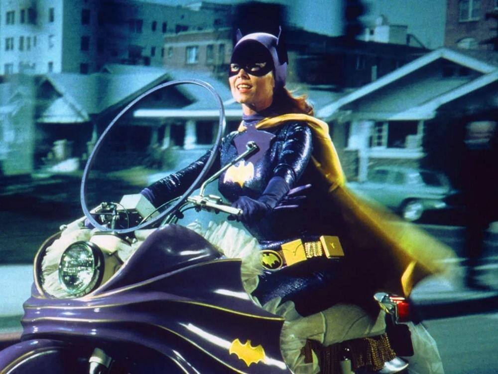 Yvonne Craig interpretou a primeira Batgirl