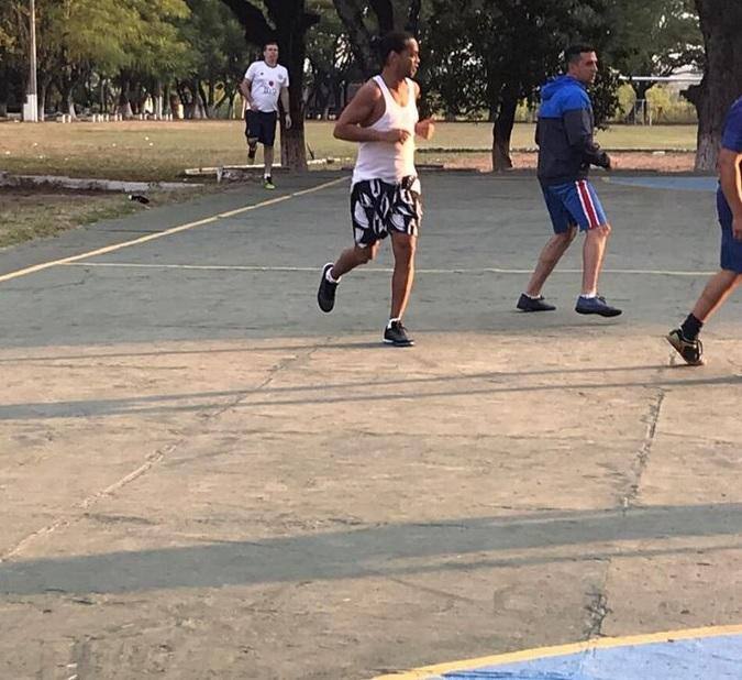 Ronaldinho Gaúcho durante partida em quadra da penitenciária no Paraguai