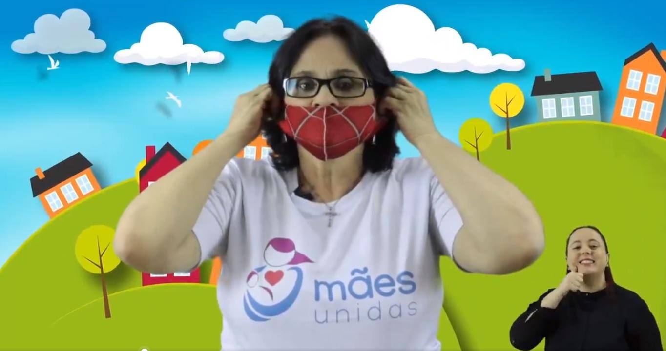 Ao experimentar duas máscaras, a ministra esqueceu de cobrir o nariz A OMS indica que o tanto o nariz quanto a boca precisam ser cobertos pela máscara
