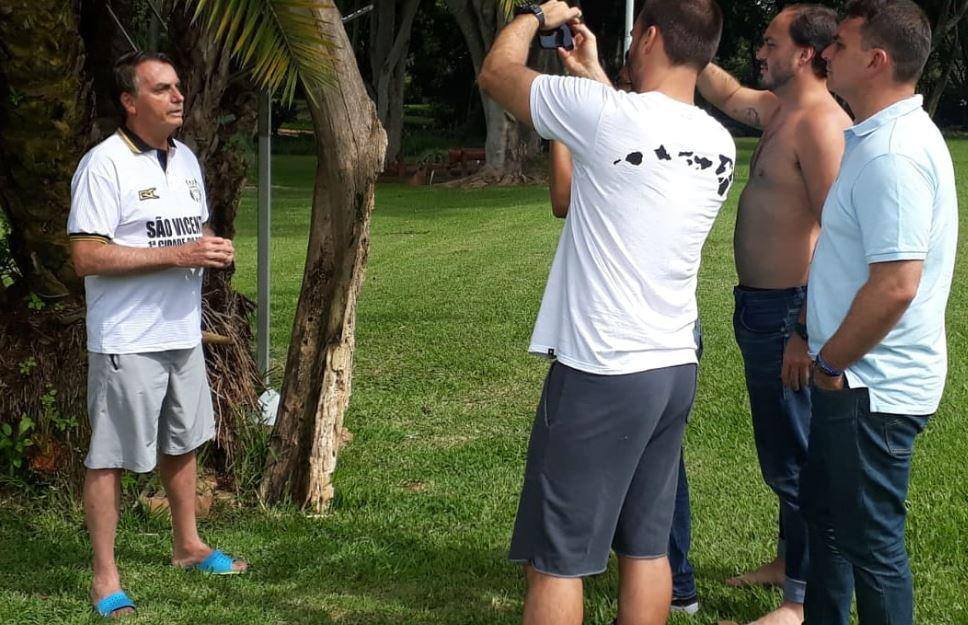 Acompanhado dos filhos, o presidente Jair Bolsonaro gravou um vídeo com mensagens de esperança em meio ao coronavírus