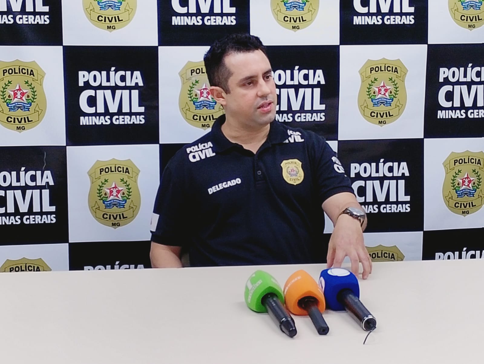 Delegado Alessandro Santa Gema, da 4ª Delegacia Centro, em coletiva de imprensa nesta quarta (18)