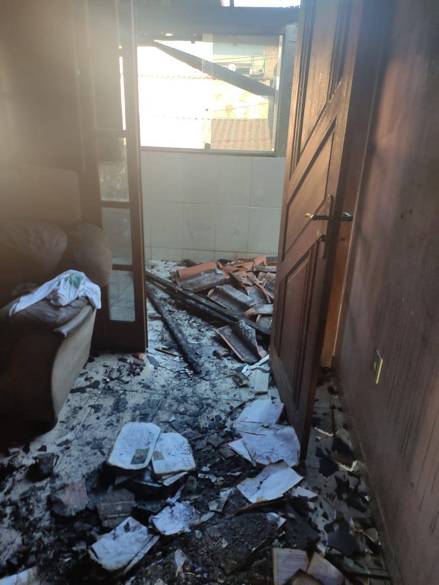 Casa ficou destruída pelas chamas