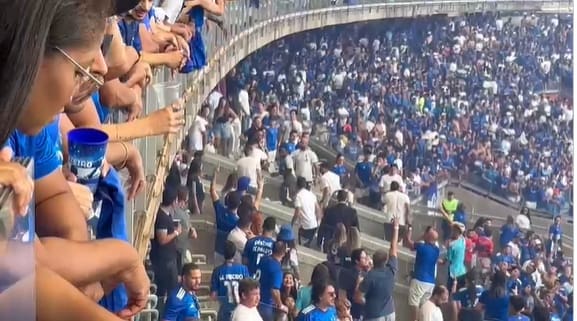 Momento em que cúpula do Atlético deixa camarotes do Mineirão