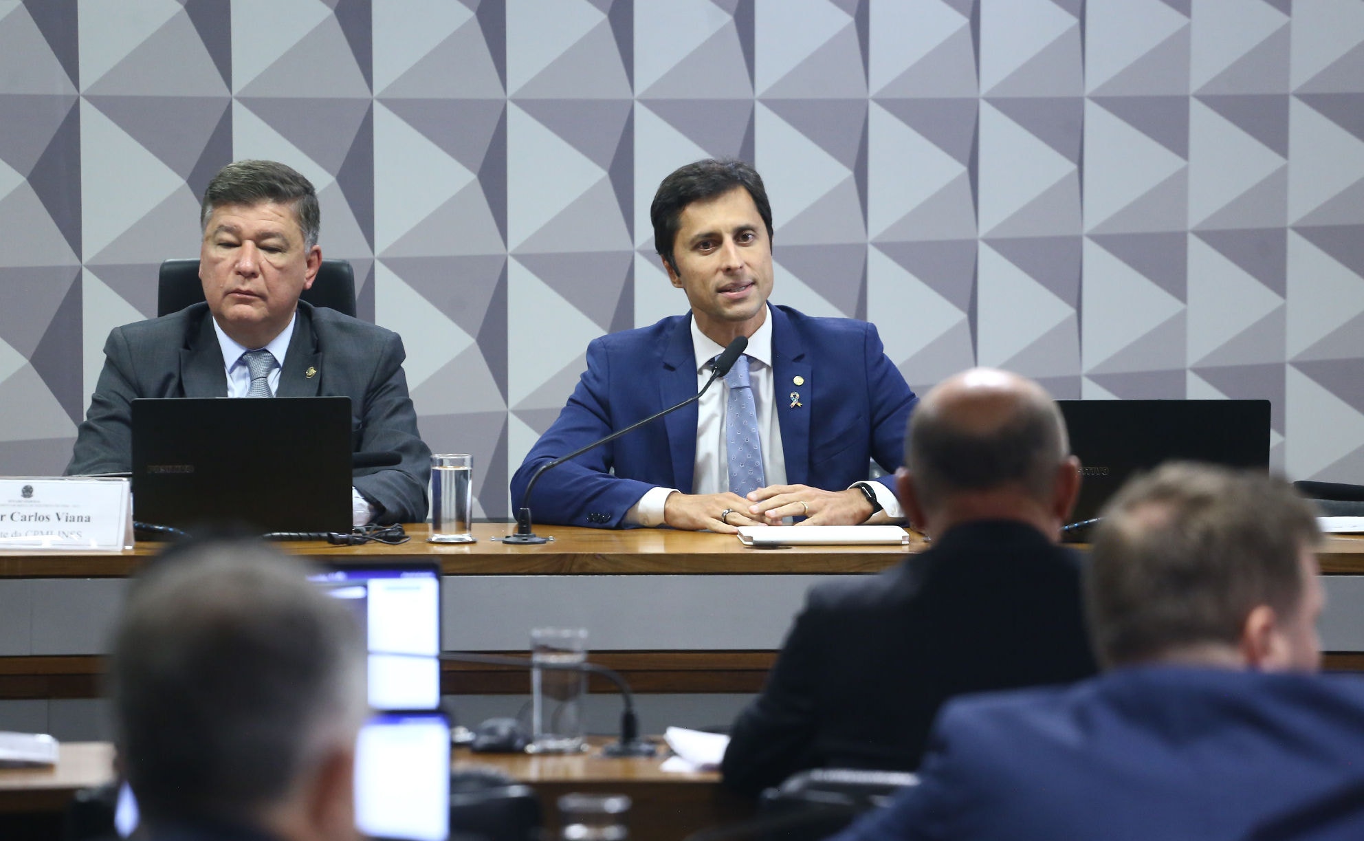 O senador Carlos Viana (Podemos-MG) e o deputado federal Duarte Jr. (PSB-MA), que são, respectivamente, presidente e vice-presidente da CPMI do INSS; comissão vota hoje plano de trabalho