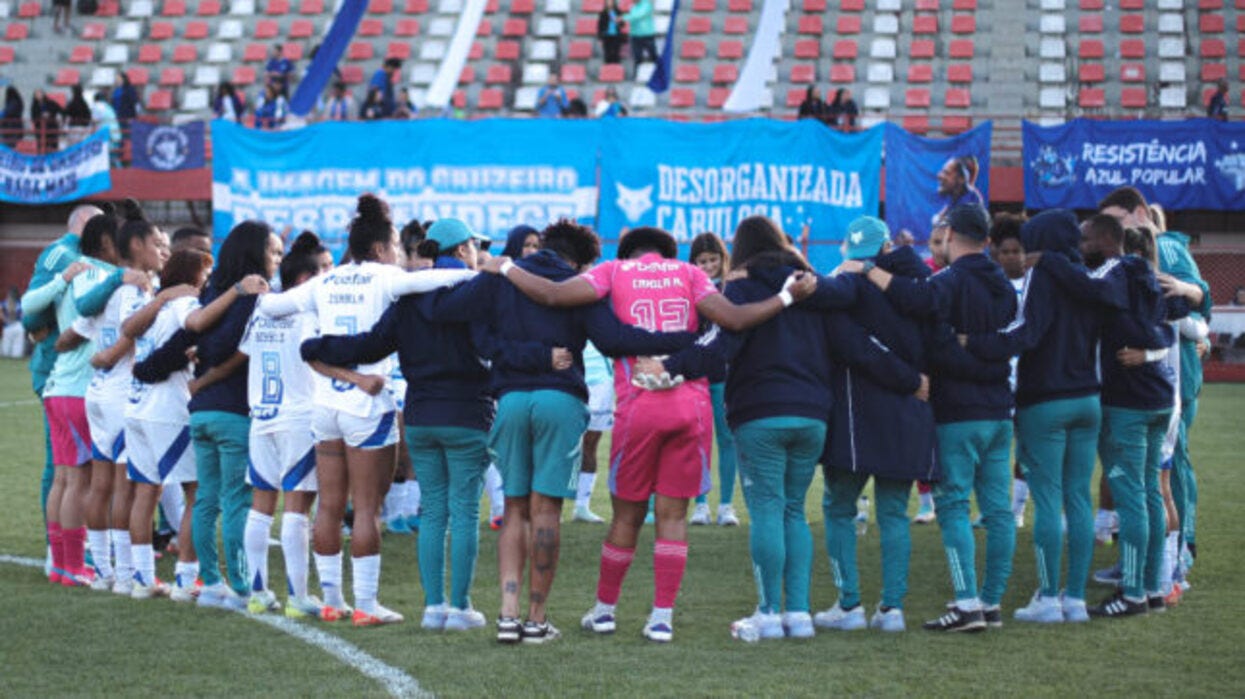Jogadoras do Cruzeiro se reúnem no centro do gramado