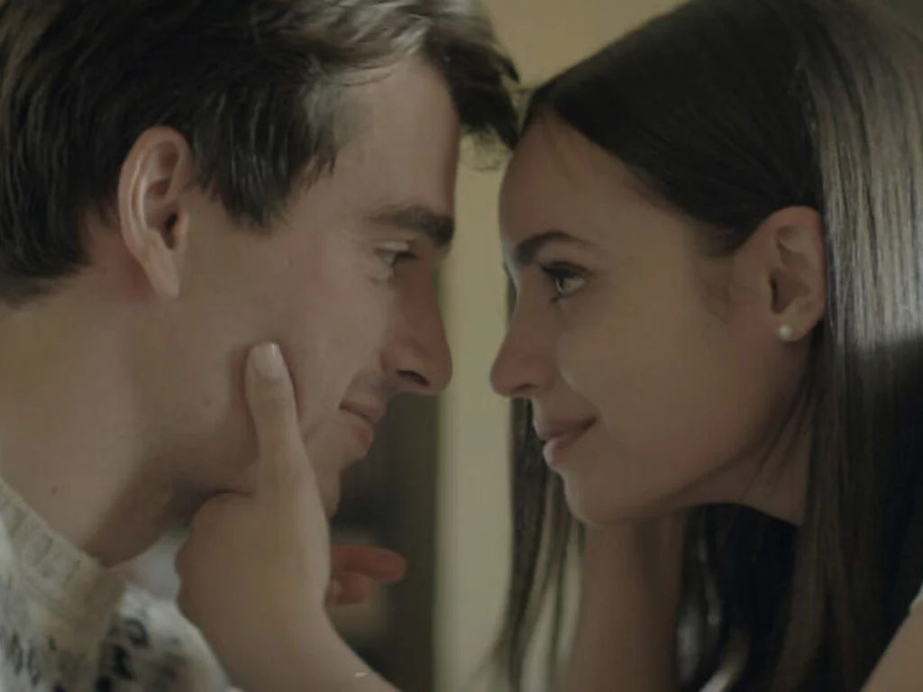 Novo romance da Netflix com Sofia Carson ganha trailer épico